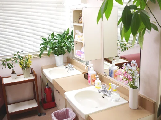観葉植物を置いた院内の洗面コーナー