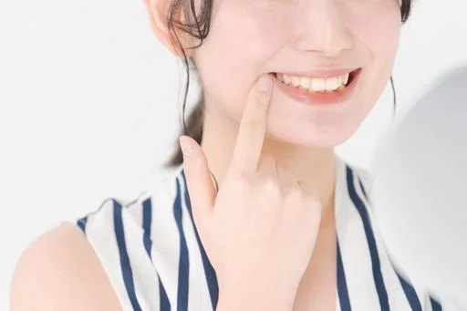 セラミックの歯の色見本を並べたクローズアップ